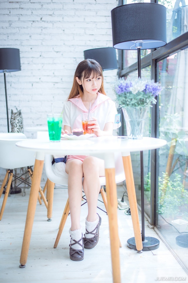 世界上没有谁会对谁真心。也只有骗子才是真心。因为他想真心骗你。